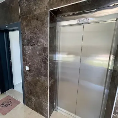 Denize Cok Yakin. Sifir Bina Apartament *